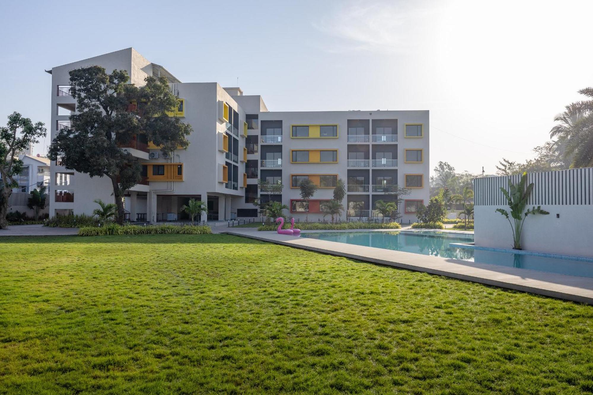 Saavi Suites Daman Extérieur photo