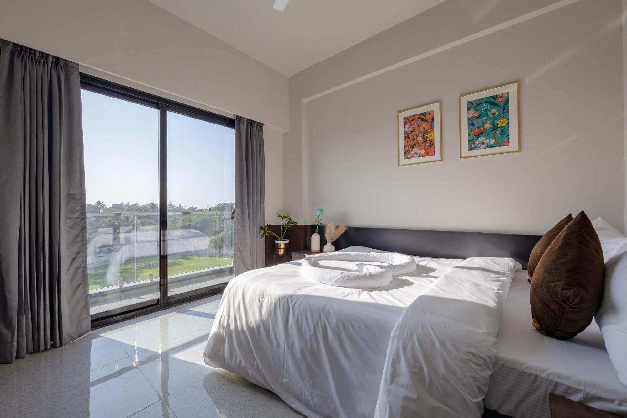 Saavi Suites Daman Extérieur photo